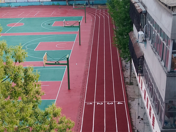 河南塑胶跑道施工选择透气型的好，还是混合型的好啊